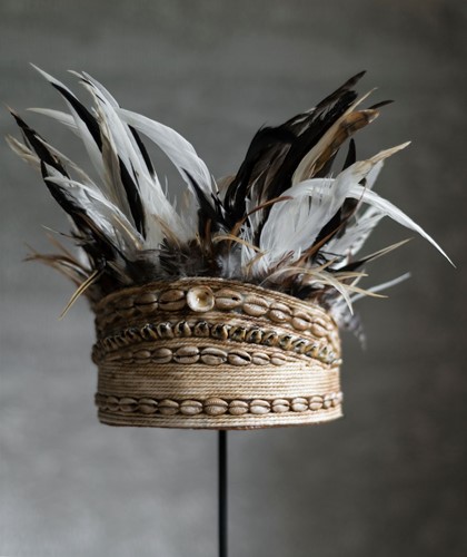 ML 980080 Balinese hat with shell and feather Sfeer_2