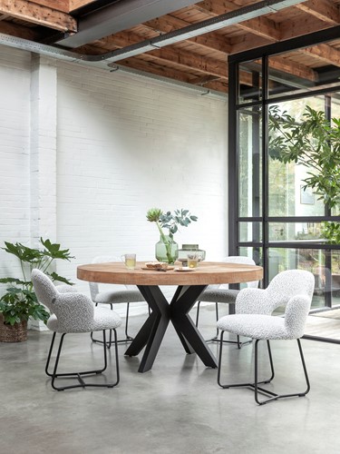 ML 749414 Arm chari Vista + MA 941503 Dining table Darwin round_Sfeer