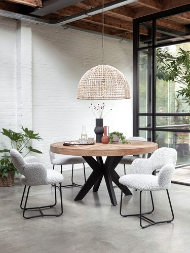 MA 941614 Dining table Einstein round + ML 749414 Arm chair Vista + ML 890815 Pendant lamp La Savina_Sfeer